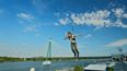 Frau fliegt mit Flying Fox neben der Donau 