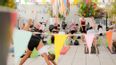 Personen machen Yoga-Übungen in einer Disco