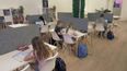 Mehrere Kinder beim Lernen in einem Klassenzimmer