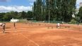 Sandplatz der Tennisanlage Hrubesch mit Spielern im Sonnenschein 