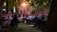 Anna Marboe auf der Bühne und dahinter ist Publikum ersichtlich
