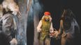 Rotkäppchen und zwei Schauspieler als Wolf verkleidet auf der Bühne