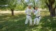 Zwei Männer beim Ausüben von Karate in traditionellem Karategewand