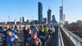 Läufer*innen bei einem Winterlauf auf der Reichbrücke in Wien