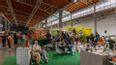 Besucher*innen flanieren durch die Messe und verkosten Kaffee