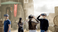 Zwei Kinder und zwei Erwachsene mit VR-Brillen in Mittelalterszene