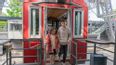 Zwei Kinder steigen beim Wiener Riesenrad aus