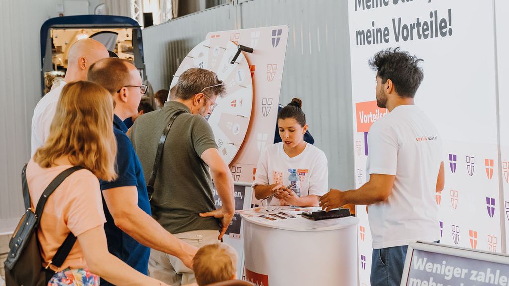 Vorteilsclub Promotion Stand mit Besucher*innen
