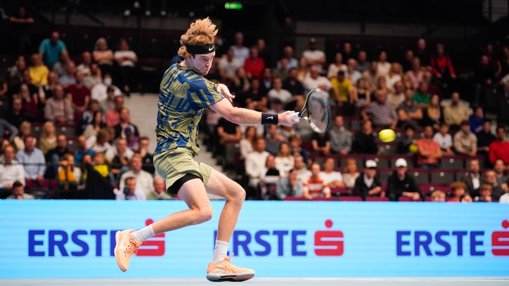 Andrey Rublev spielt einen Ball bei der Erste Bank Open 