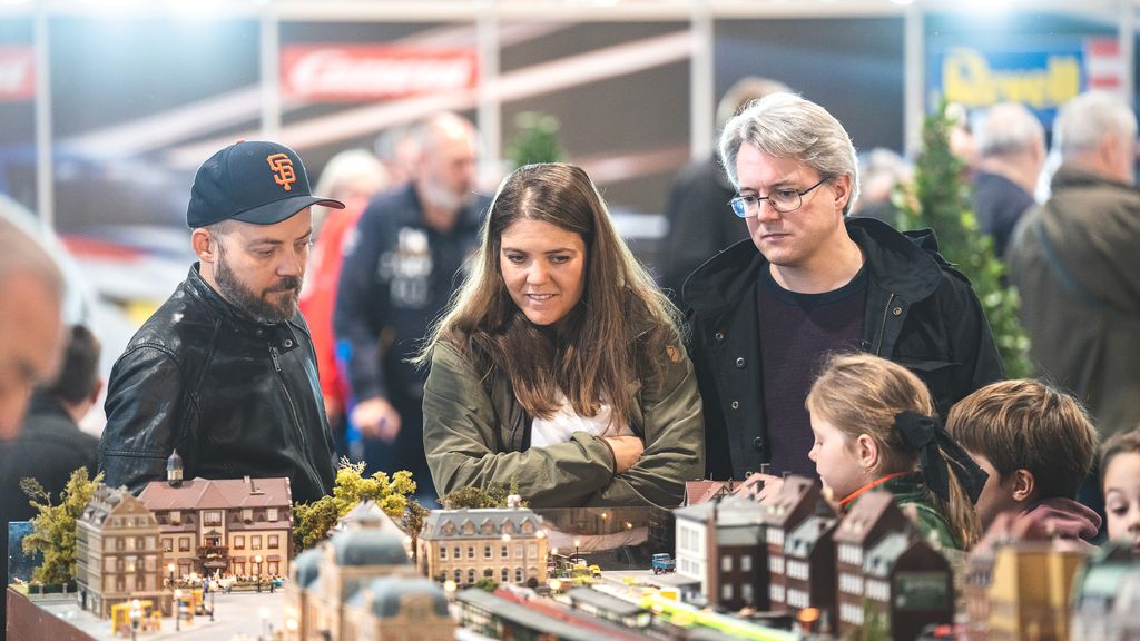 Eine Familie sieht sich einen Miniaturstadt an 