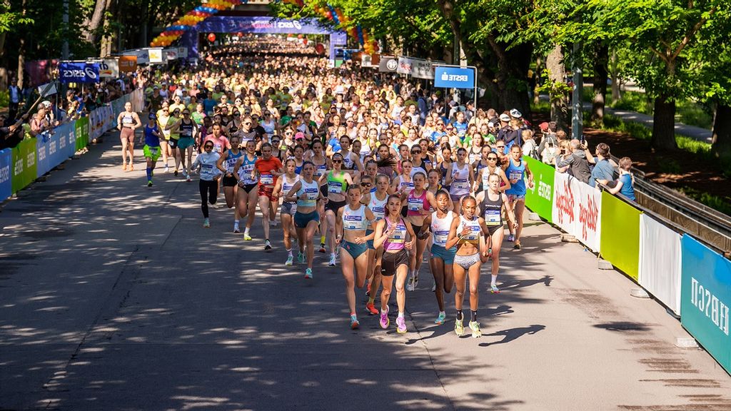 Eine Gruppe von Frauen läuft beim Österreichischen Frauenlauf 