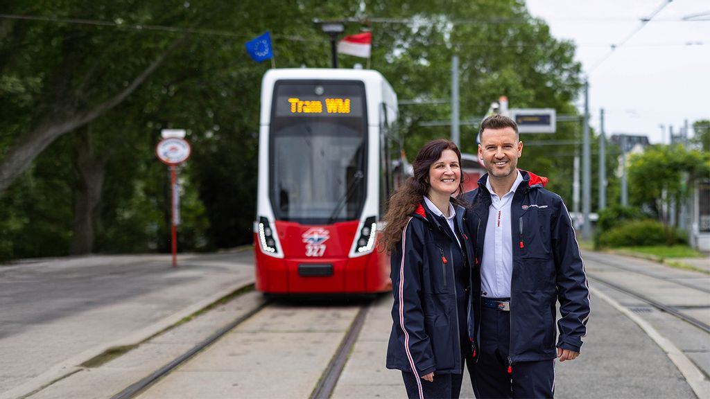 Das Team der Wiener Linien Elisabeth Urbanitsch und Florijan Isaku vor einer BIM der Wiener Linien