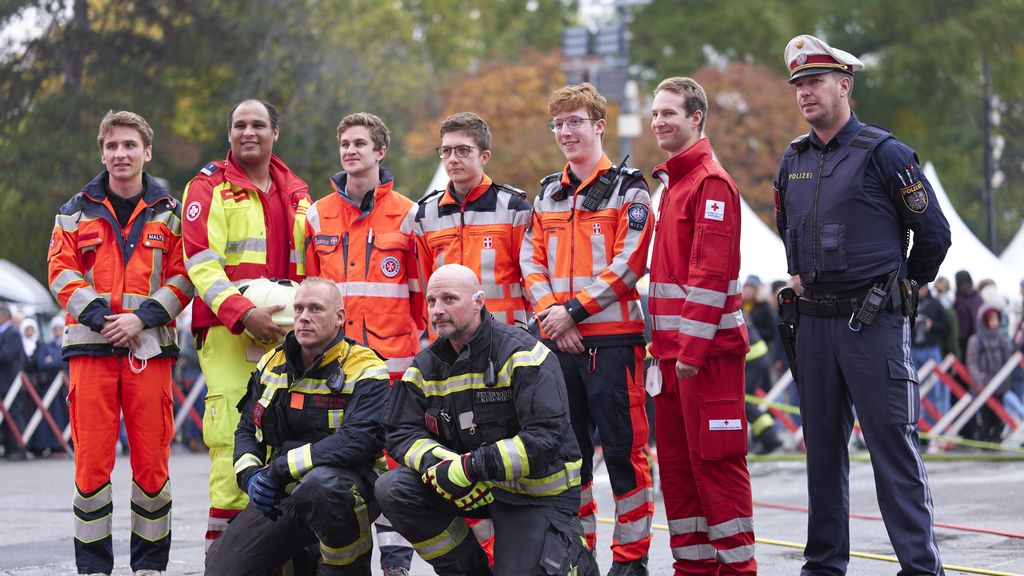 Ein Gruppenfoto von Sanitätern, Feuerwehrmännern und Polizisten