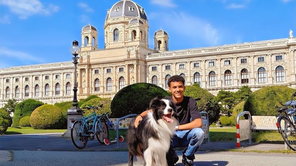 © film27 Ein Junge und ein schwarz weißer Hund vor dem Naturhistorischem Museum in Wien