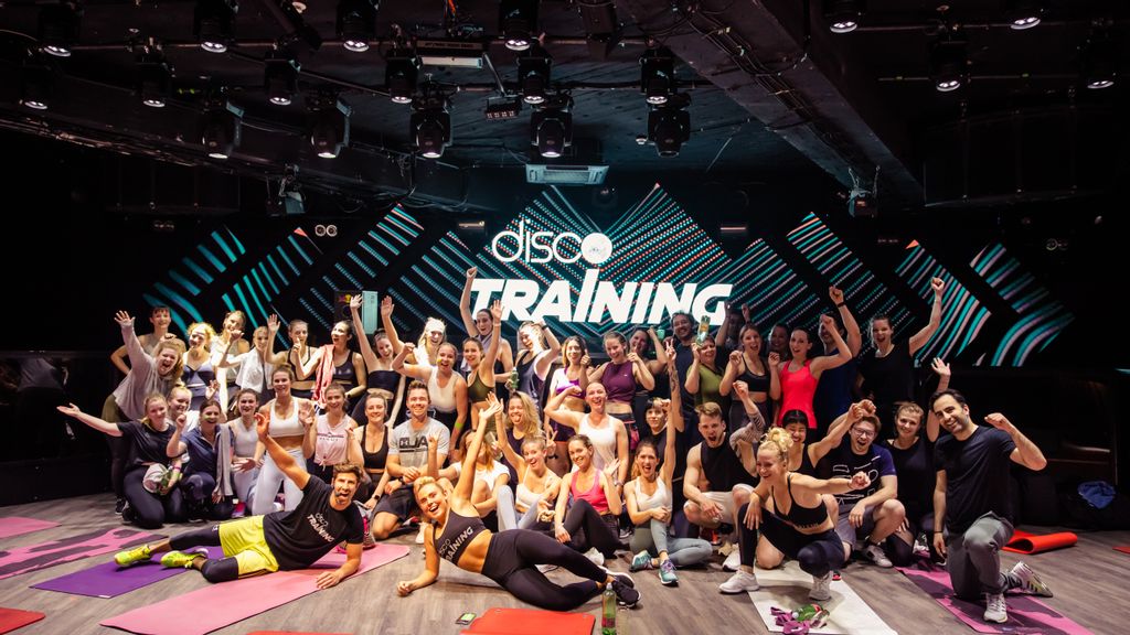Viele Menschen gemeinsam beim Disco Training