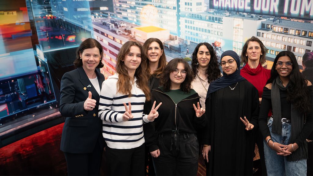 Eine Gruppenfoto von Frauen vor einer bunten Wand