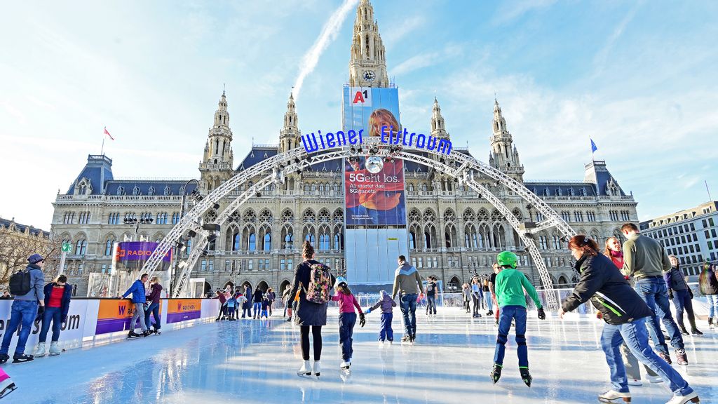 Eislaufen beim Wiener Eistraum vor dem Rathaus im Jahr 2020