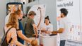 Vorteilsclub Promotion Stand mit Besucher*innen