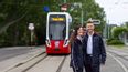 Das Team der Wiener Linien Elisabeth Urbanitsch und Florijan Isaku vor einer BIM der Wiener Linien