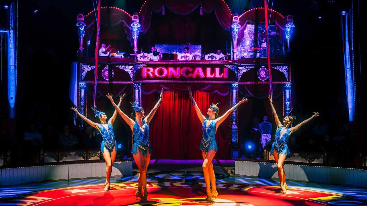 Vier Tänzerinnen während auf der Bühne im Circus Theater Roncalli Zelt