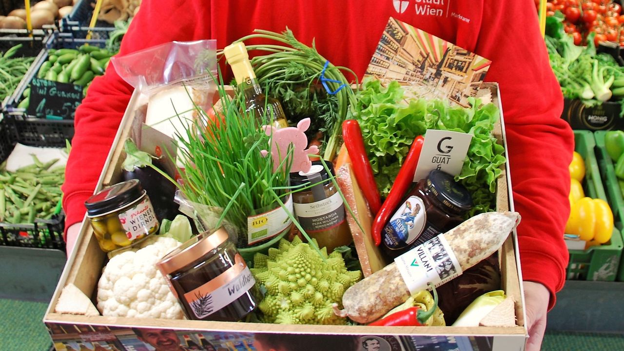 Geschenkkorb mit buntem Gemüse und Leckereien vom Marktamt Wien