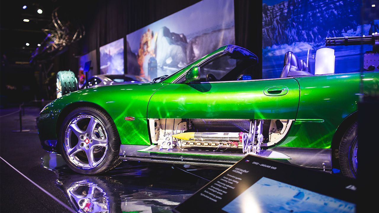 Ein grüner moderner Sportwagen in einer Messehalle