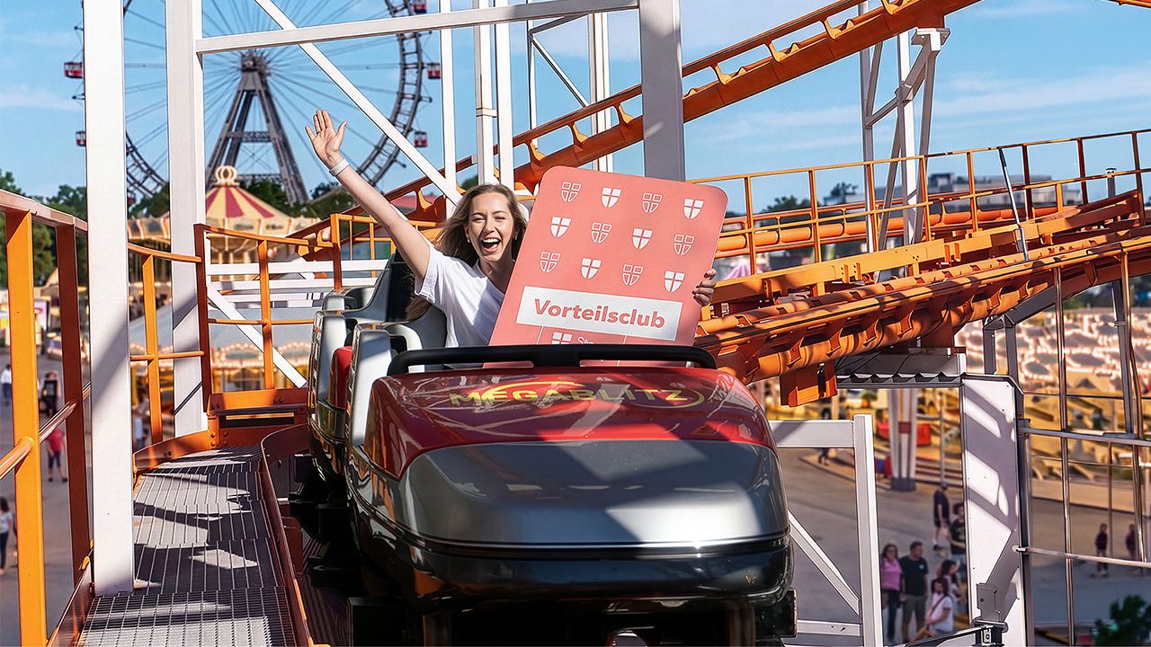 Eine Frau sitzt mit der WIEN BONUS Karte in einer Achterbahn mit dem Wiener Riesenrad im Hintergrund