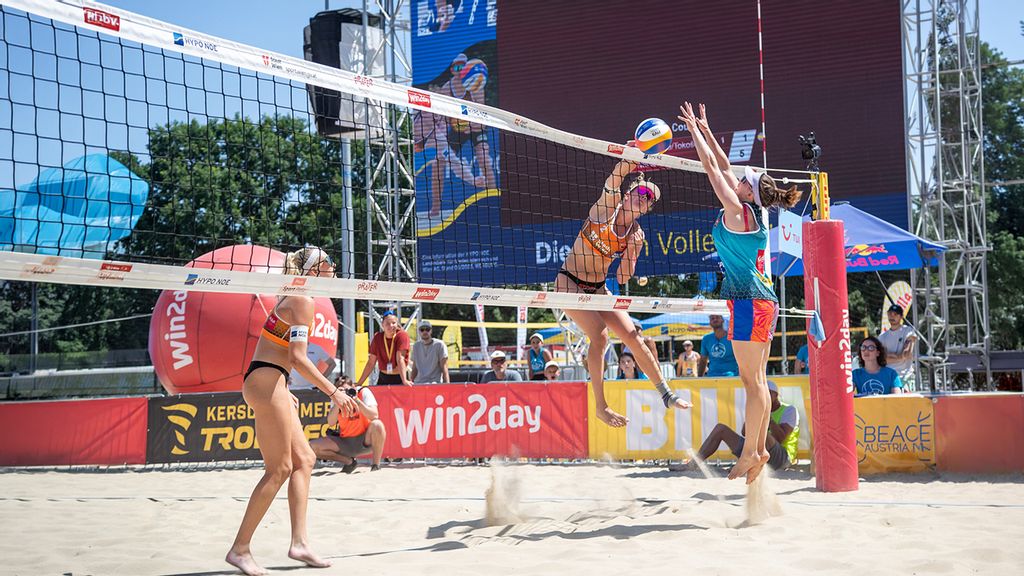 Drei Beachvolleyballspielerinnen beim Blocken