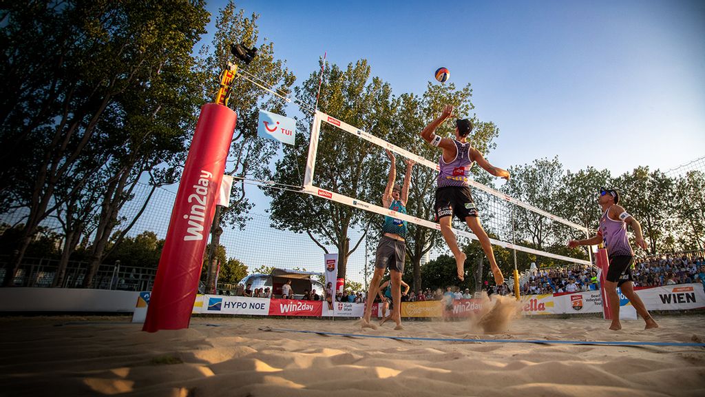 Zwei Beachvolleyballspieler beim Smashen