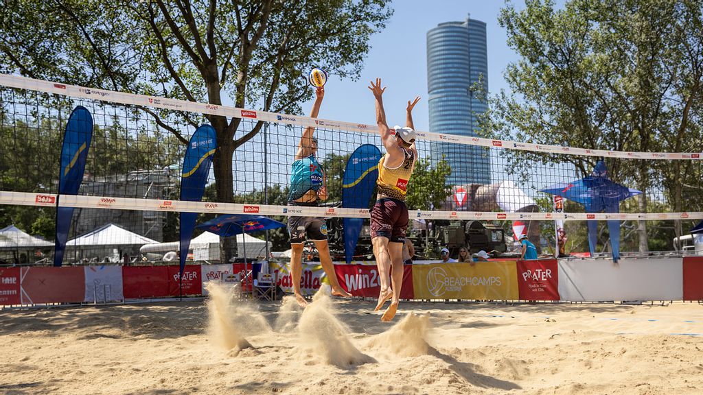 Zwei Beachvolleyballspieler beim Smashen