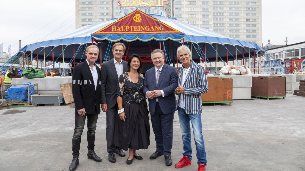 © Jürgen Hammerschmid Bürgermeister, Michael Ludwig, Thomas Brezina und 3 weitere Personen vor dem Zirkuszelt
