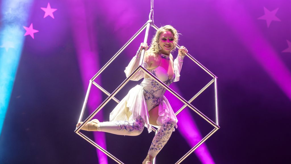 Eine Tänzerin in einem hängenden Würfel