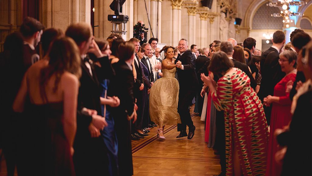 Menschen in Ballkleidung beim Tanzen