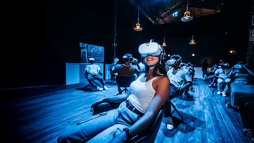 © MAD Eine Frau sitzt in einem Stuhl und hat eine VR-Brille auf