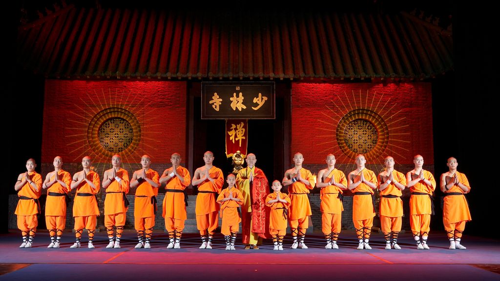 Mönche vor einem Tempel auf einer Bühne