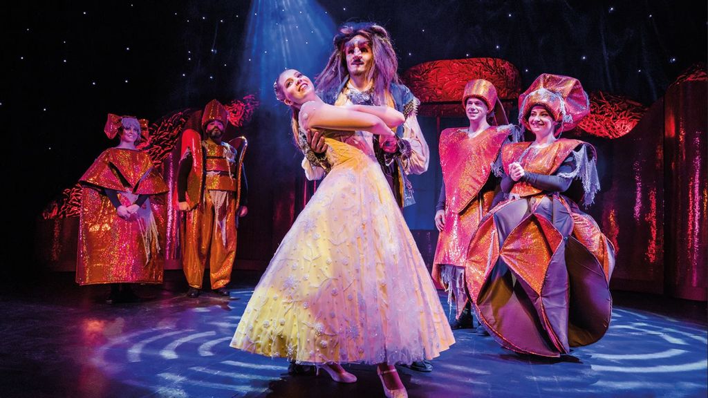 © Theater Liberi_Nilz Böhne Eine Frau tanzt im Ballkleid mit einem Mann, der als Biest dargestellt wurde