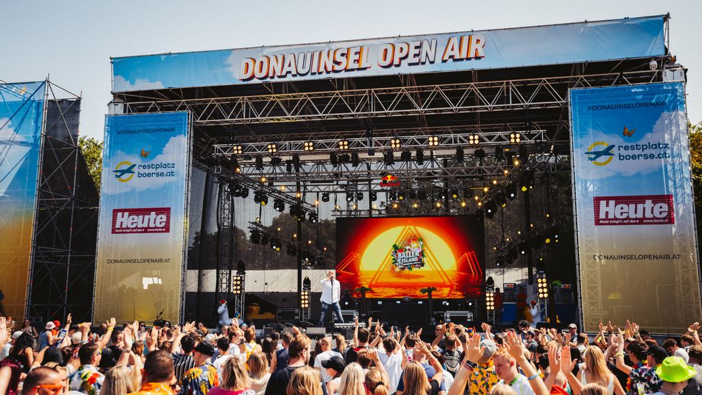 Publikum vor der Donauinsel Open Air Bühne im Sonnenlicht