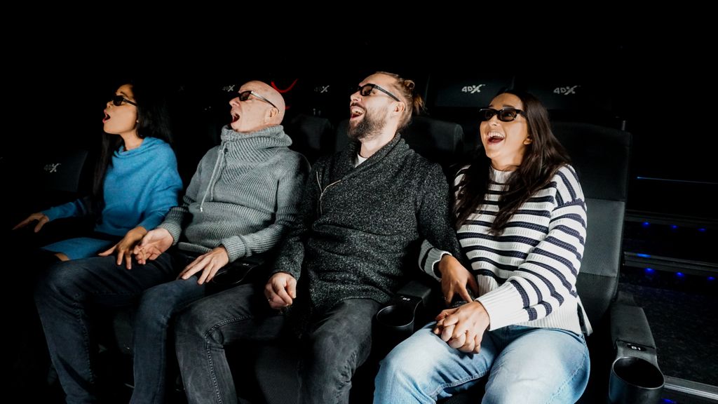 © stadt wien marketing gmbh Vier Personen sitzen in Kinosesseln nebeneinander und blicken staunend auf die Leinwand