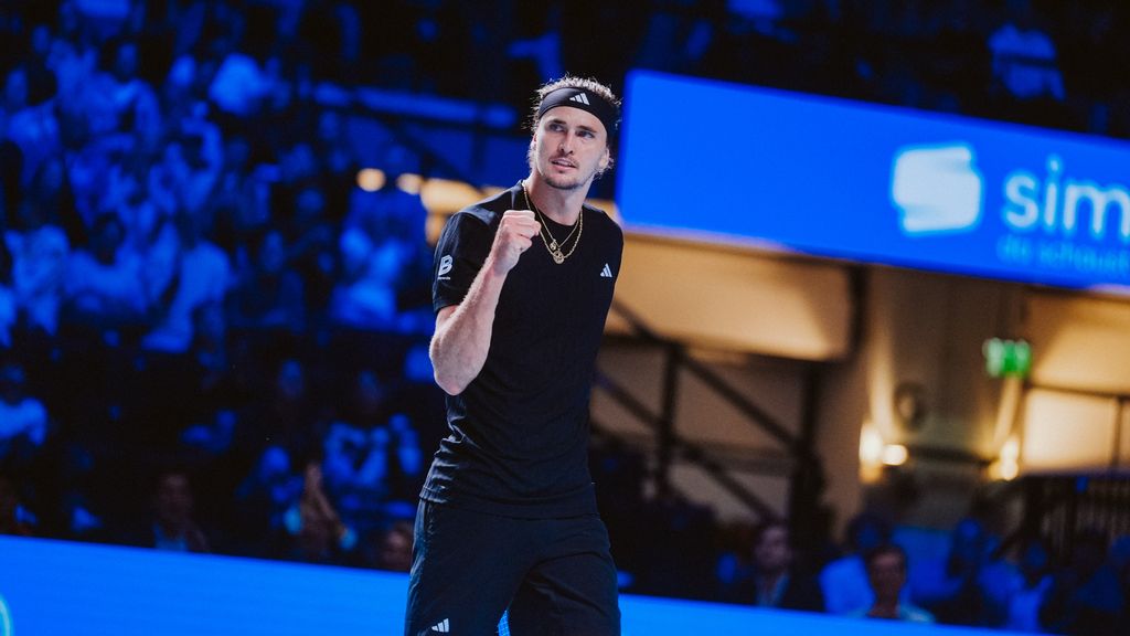 Ein Tennisspieler am Platz, der sich freut 