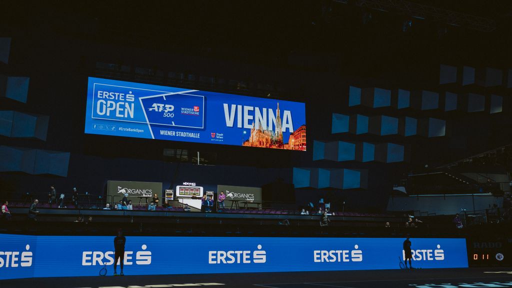 Werbebanner und ein LED Bildschirm mit Erste Bank Open Schriftzug
