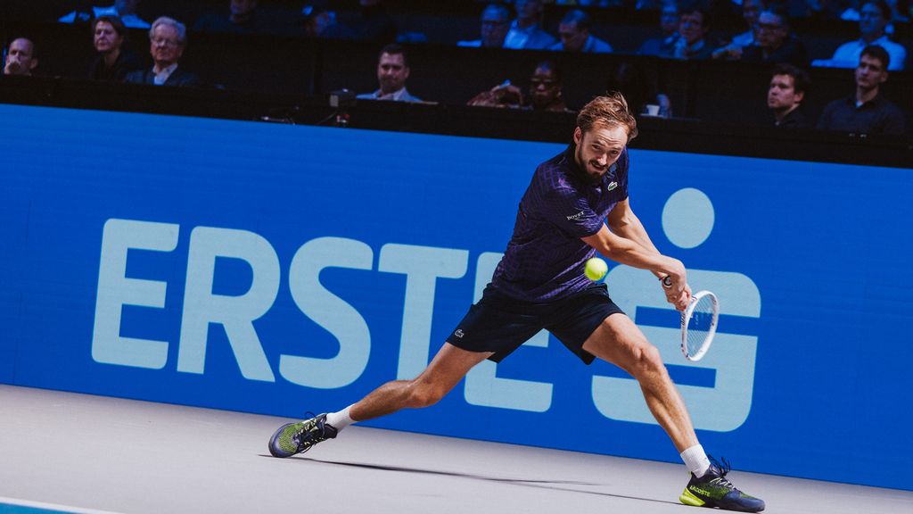 Ein Tennisspieler am Court mit einem Schläger in der Hand
