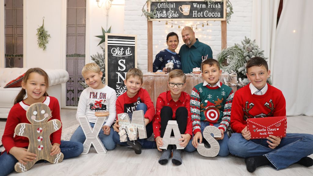 Eine Familie bei einem Fotoshooting mit weihnachtlicher Kulisse
