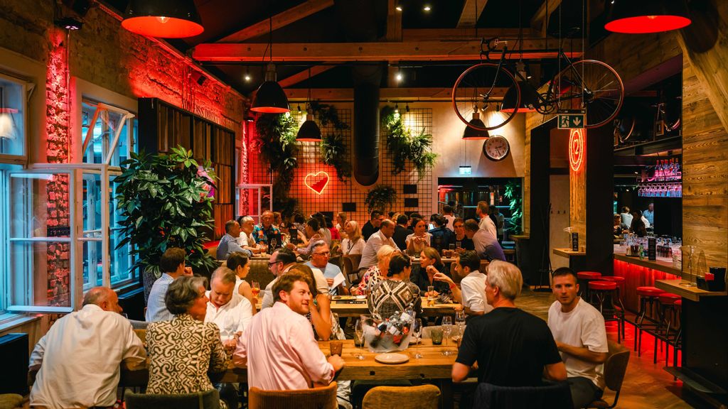 Personen sitzen auf Tischen und essen in einem Restaurant