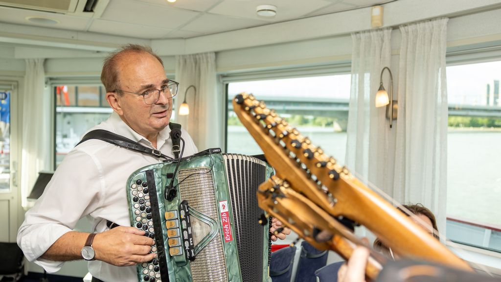 © DDSG Blue Danube Ein Mann mit einer Ziehharmoniker auf einem Schiff
