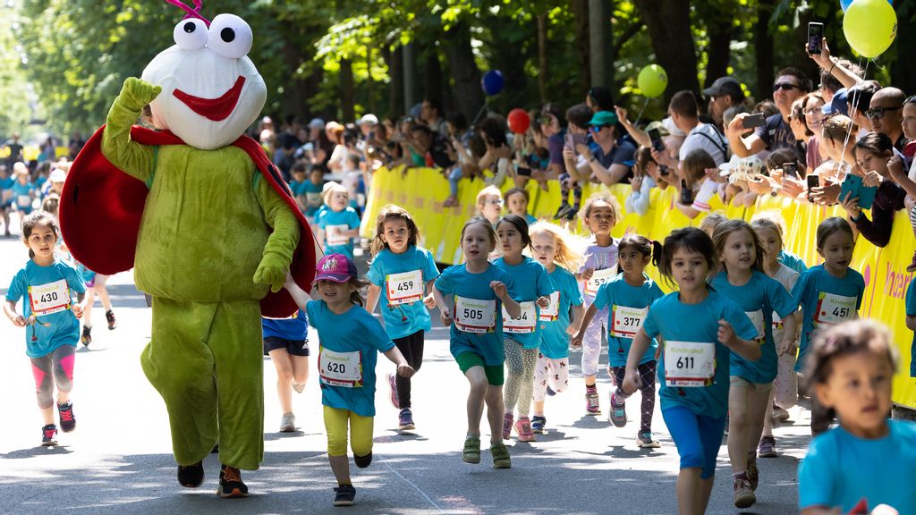 Kinder, die an einem Lauf teilnehmen 