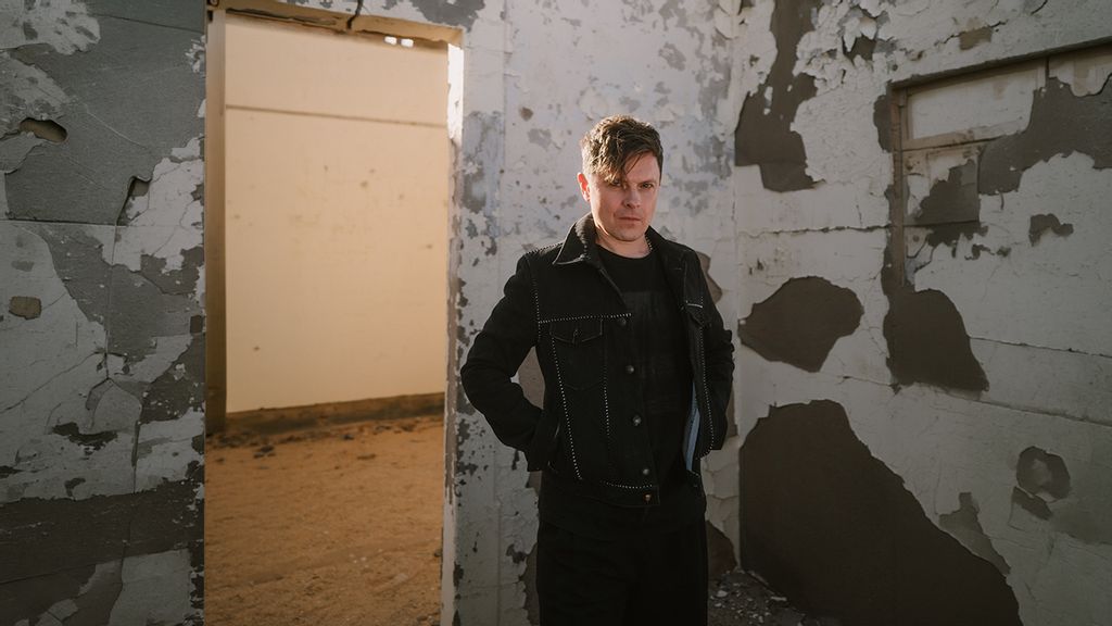 Der Sänger Michael Patrick Kelly vor einer Wand 