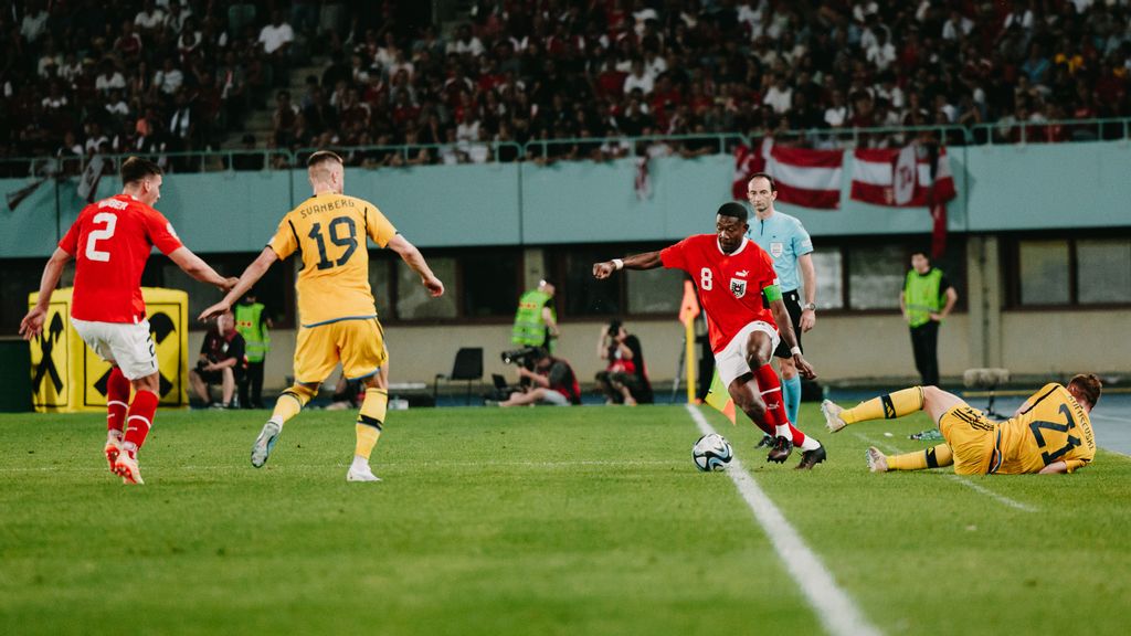 Fußballspieler der österreichischen Nationalmannschaft am Feld während eines Matches