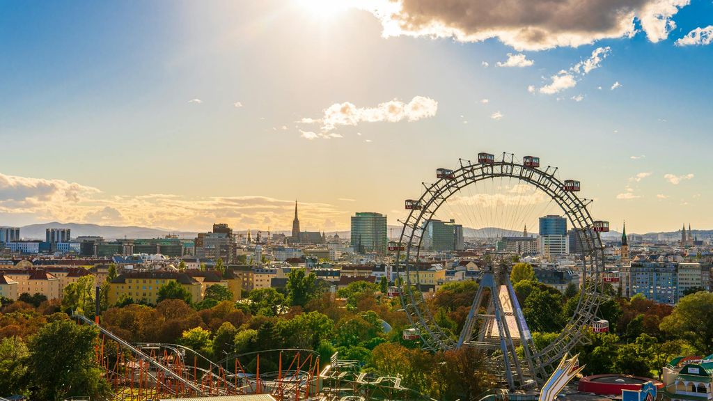 Ein Panoramafoto vom Wiener Prater mit dem Riesenrad