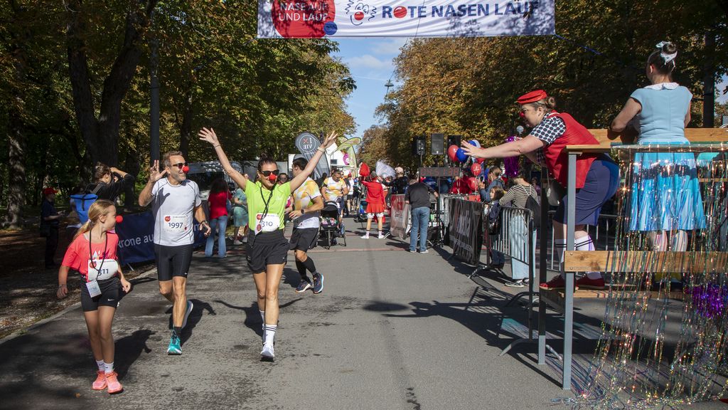 Mehrere Personen beim Wiener ROTE NASEN LAUF