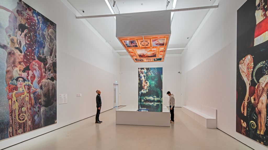 © Johannes Stoll Ein Museumsraum mit Bildern an der Wand und zwei Besuchern